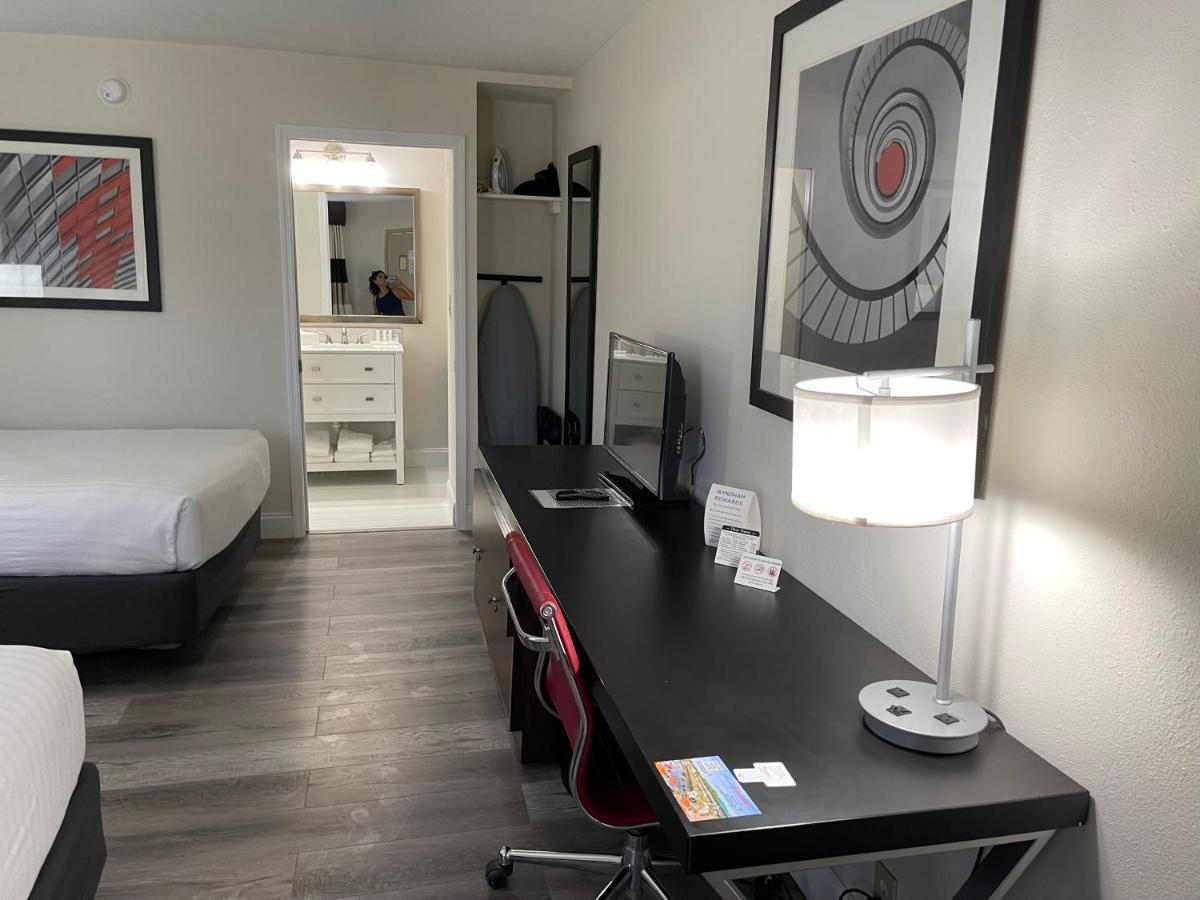 Remodeled, Huge Pool, Tiki Bar & Grill, Quiet Room Sarasota Extérieur photo
