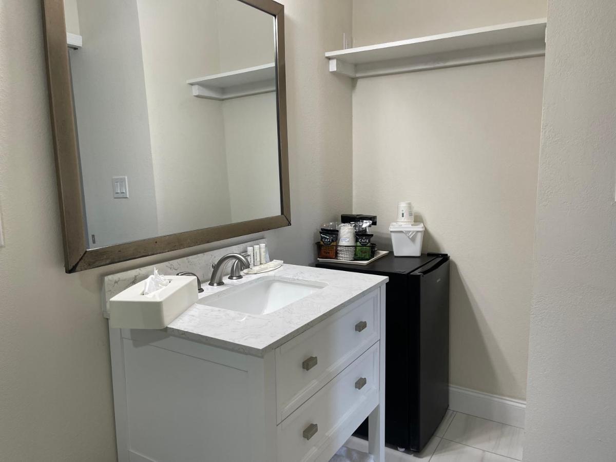 Remodeled, Huge Pool, Tiki Bar & Grill, Quiet Room Sarasota Extérieur photo