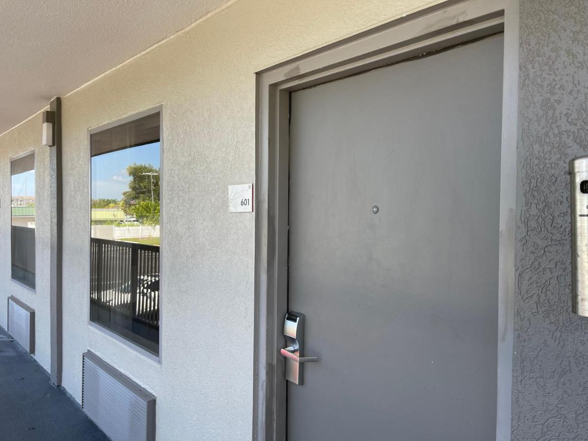 Remodeled, Huge Pool, Tiki Bar & Grill, Quiet Room Sarasota Extérieur photo